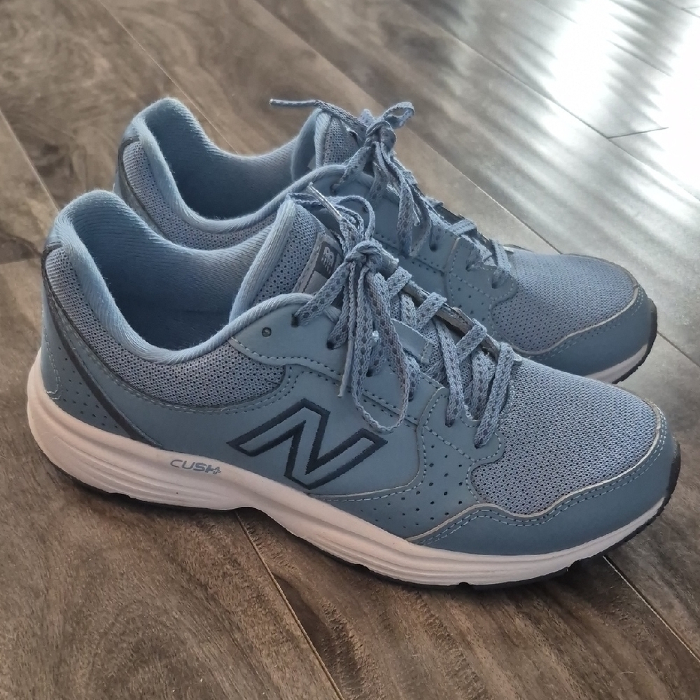 Like New Sz 7 New Balance Sky Blue Cushioned Lace-Up Sneakers